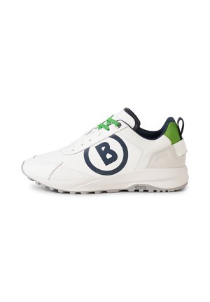 Weißer Sportschuh mit grünen Akzenten, schwarzem Innenfutter, grünen Schnürsenkeln und einem großen schwarzen "B"-Logo an der Seite, mit einer strukturierten Sohle.