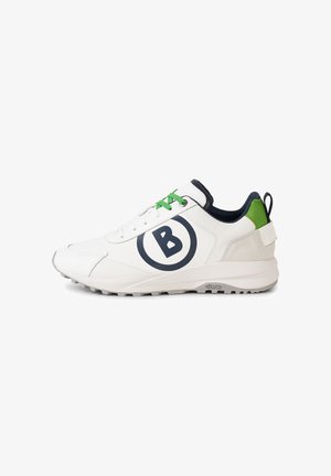 Witte atletische sneaker met groene accenten, zwarte binnenkant, groene veters en een grote zwarte "B"-logo aan de zijkant, met een gestructureerde zool.