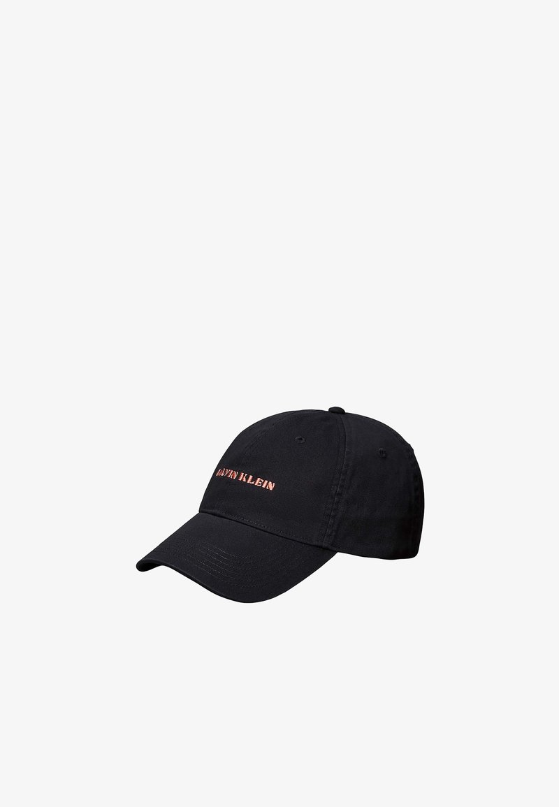 Casquette de baseball noire avec visière incurvée et petit logo brodé "Calvin Klein" en rose pâle au centre devant.