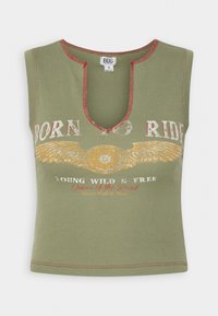 Olivově zelený bezrukávový crop top s červeným lemem, grafikou křídlatého kola a nápisy "NAROZENÝ K JÍZDĚ," "MLADÝ, DIVOKÝ A SVOBODNÝ," a "Královna silnic."