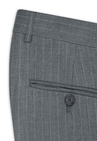 Szare spodnie w paski o teksturowanej tkaninie, z pojedynczym guzikem, zaprojektowane z kieszeniami oraz kontrastującymi detalami ściegów.