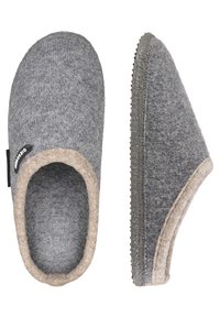 Grijze gevoerde slippers met een beige rand en een gestructureerde rubberen zool. Rond neusontwerp en een klein labeldetail aan de zijkant. Zacht en gezellig uiterlijk.