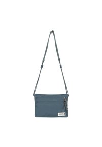 Pequeño bolso cruzado azul hecho de un tejido texturizado, que cuenta con tres compartimentos con cremallera y una correa ajustable. Acentuado con una etiqueta de marca.