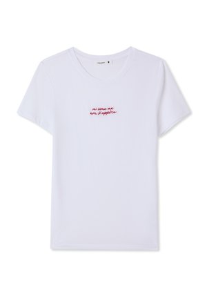 Maglietta bianca in cotone con maniche corte, con una scritta ricamata in rosso sul petto che dice "mi ama ma non si applica".