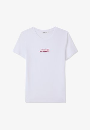 Maglietta bianca in cotone con maniche corte, con una scritta ricamata in rosso sul petto che dice "mi ama ma non si applica".