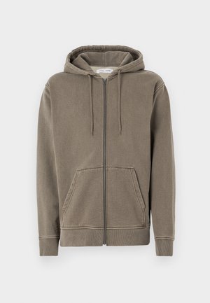 Lynlåset hættetrøje i dæmpet olivengrøn, lavet af blødt materiale. Har en hætte med snoretræk, frontlommer og ribbede manchetter. Simpelt design.