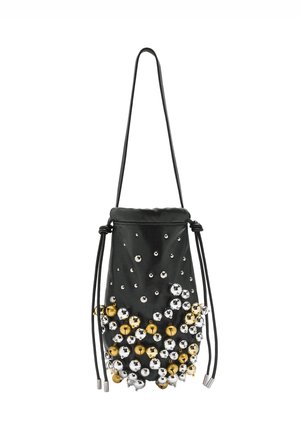 Czarny worek ze sznurkiem zdobiony skupiskami złotych i srebrnych metalowych koralików, z cienkim paskiem na ramię i małymi okrągłymi ćwiekami.