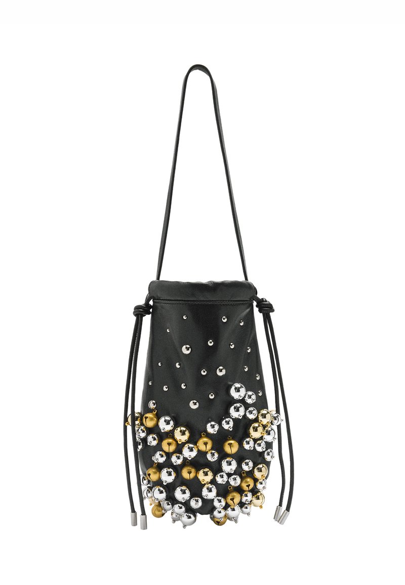 Czarny worek ze sznurkiem zdobiony skupiskami złotych i srebrnych metalowych koralików, z cienkim paskiem na ramię i małymi okrągłymi ćwiekami.