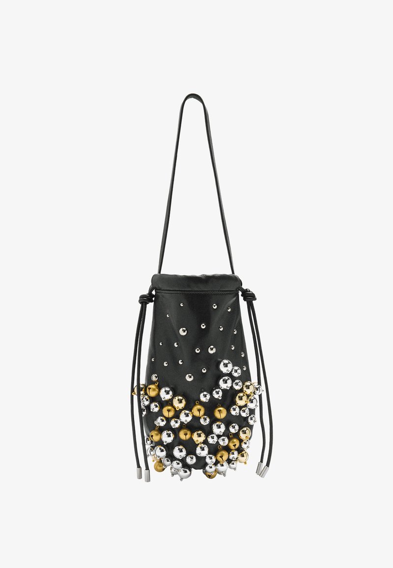 Czarny worek ze sznurkiem zdobiony skupiskami złotych i srebrnych metalowych koralików, z cienkim paskiem na ramię i małymi okrągłymi ćwiekami.