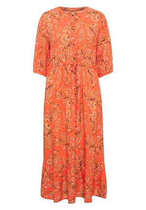 Robe midi orange avec imprimé paisley, devant boutonné, manches trois-quarts et taille à cordon.