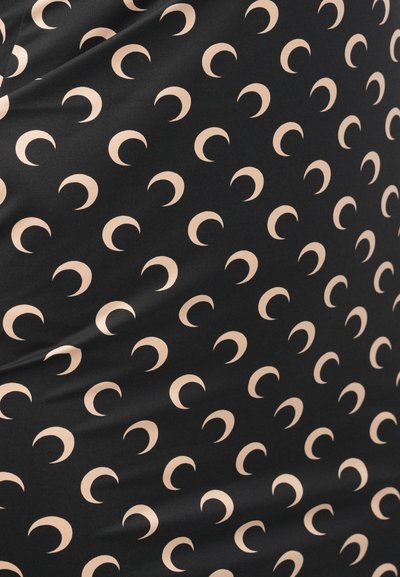 Tkanina w wzór z małymi, blado-księżycowymi kształtami na czarnym tle. Materiał wydaje się gładki z delikatnym połyskiem.