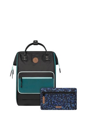 Schwarze Tasche mit türkisfarbenen Akzenten, Obergriff und Vordertasche; einschließlich einer blauen gemusterten Tasche. Glatte Textur, rechteckige Form.