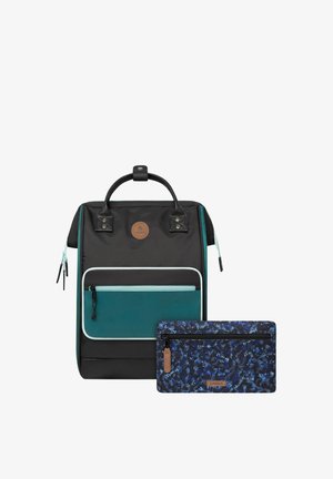 Schwarze Tasche mit türkisfarbenen Akzenten, Obergriff und Vordertasche; einschließlich einer blauen gemusterten Tasche. Glatte Textur, rechteckige Form.