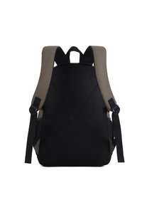 Zaino nero con un pannello in rete testurizzata sul retro, spallacci imbottiti regolabili e tasche laterali di un colore beige a contrasto.