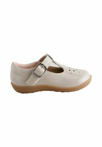 Beżowe lakierowane buty skórzane z perforowanymi detalami, regulowanym paskiem z klamrą, gumową podeszwą i okrągłym noskiem.