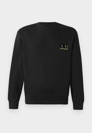 Schwarzer Langarm-Crewneck-Pullover mit kleinem beigen Armani Exchange-Logo auf der linken Brust.