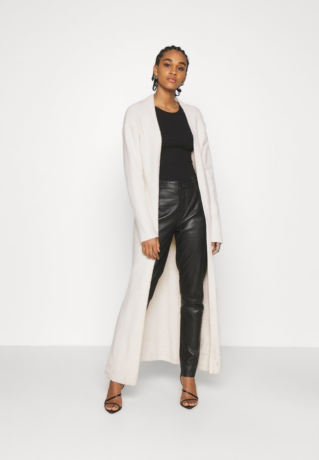 NA-KD X ZALANDO EXCLUSIVE - FLUFFY LONG CARDIGAN - Strickjacke - white