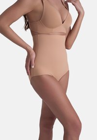 Body in shapewear color beige con una texture liscia, design a vita alta e bordi senza cuciture. Presenta spalline regolabili e copertura moderata.