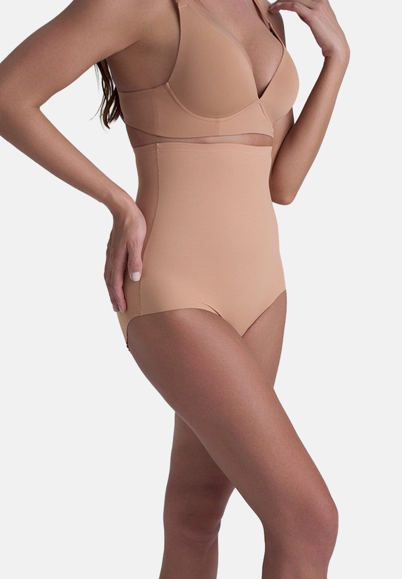 Beżowy body modelujące o gładkiej fakturze, z wysokim stanem i bezszwowymi brzegami. Posiada regulowane ramiączka oraz umiarkowane zakrycie.