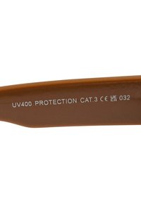 Brune solbrillerarm som viser "UV400 BESKYTTELSE CAT.3" i hvit tekst, med en jevn, matt overflate og en buet avsmalnende form.