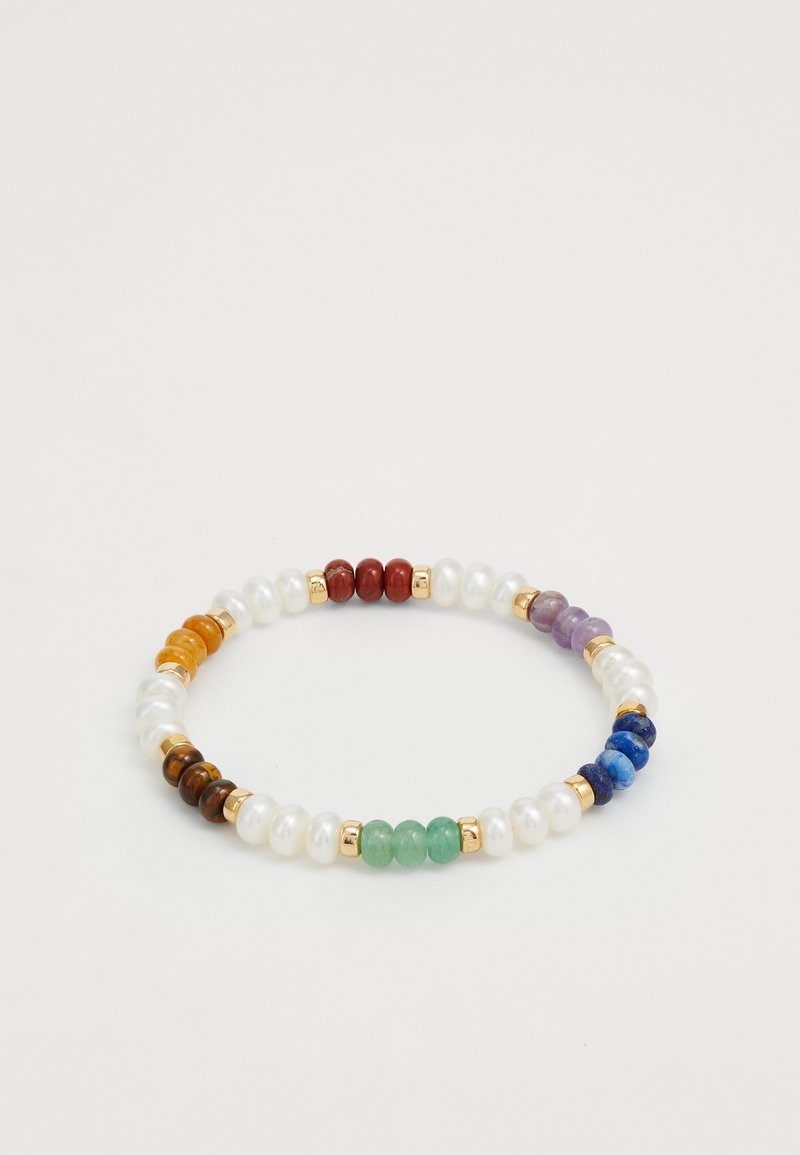 Zadenparelarmband met witte parels, kleurrijke halfedelstenen in rood, groen, blauw en gouden accenten. Circulaire elastische ontwerp.