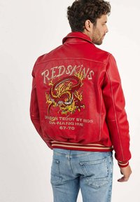 Veste bomber en cuir rouge avec une broderie de dragon dans le dos, dotée de poignets et d'un ourlet côtelés, ainsi que de détails métalliques texturés.
