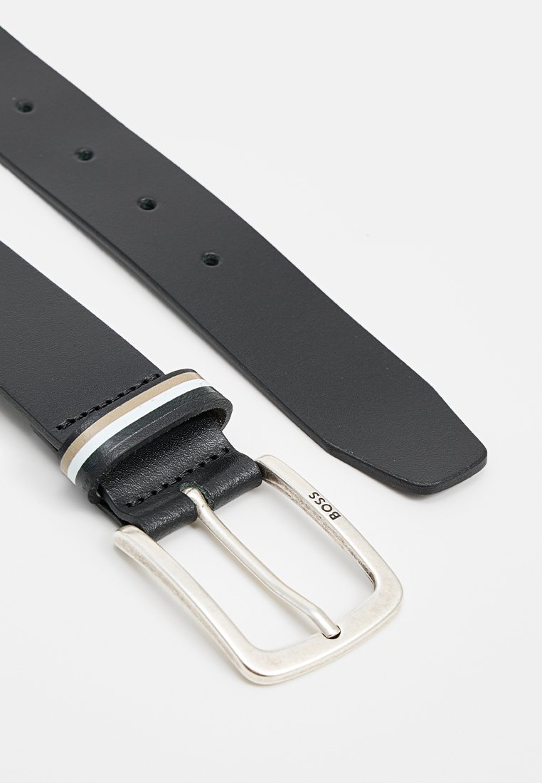 Ceinture en cuir noir avec boucle en métal argenté, arborant un design élégant. Comprend quatre trous d'ajustement et un accent multicolore près de la boucle.