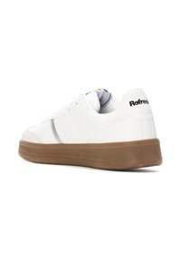 Zapatilla blanca con parte superior de cuero, raya gris, suela de goma y detalles perforados. Logotipo en el talón. Diseño bajo con cordones.