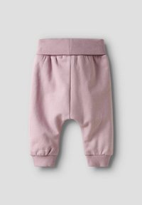 Weiche rosa Babypants mit elastischem Rippbund und Bündchen, aus glattem Stoff, flach auf einem neutralen Hintergrund präsentiert.