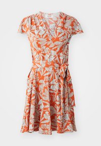 Oranges Wickelkleid mit floralem Muster in Weiß und Hellblau, kurzen Ärmeln, tailliertem Schnitt und gebundenem Akzent an der Seite.