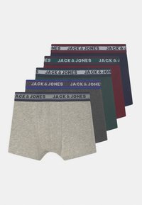 Fem par med boxere i forskjellige farger: lys grå, mørk grå, marineblå, grønn og burgunder. Hver av dem har et merket midjebånd med "JACK & JONES."