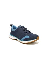 Marineblauwe sportshoe met een gestructureerde bovenkant, lichtblauwe accenten, zwarte veters en een witte zool met een gumrubberen buitenzool.