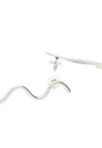 Srebrny metaliczny broszka o falistym wzorze; posiada zapięcie w formie agrafki oraz gładką, wypolerowaną powierzchnię. Zawiera subtelną teksturę i elegancki kształt.