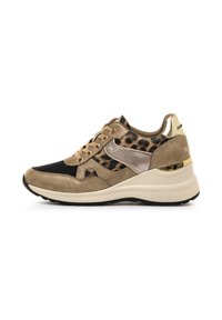 Zapatillas con una mezcla de ante marrón y malla negra, que cuentan con un acento de estampado de leopardo y detalles en dorado en el talón.