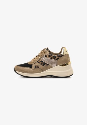 Sneakers con una combinazione di camoscio beige e rete nera, caratterizzati da un accento in stampa leopardata e hardware dorato sul tallone per un tocco di classe.