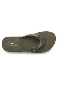 Olivgrüne Flip-Flops mit einem strukturierten Riemen und metallischen Akzenten. Die Sohle ist flach und für den Freizeitgebrauch konzipiert. Das Markenlogo "VENICE BEACH" ist sichtbar.