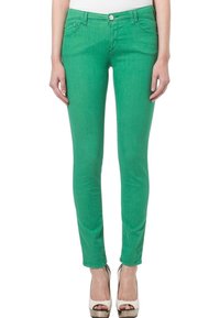 Gröna denim skinny jeans med mid-rise midja, framfickor och knappstängning. Slät textur och figurnära design.