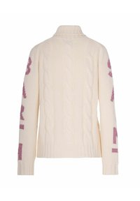 Maglione in maglia a treccia color crema con lettere viola sulle maniche e colletto a dolcevita a costine, mostrato di spalle.