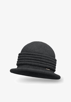 Černý vlněný klobouk cloche s kulatou horní částí a širokým okrajem, zdobený několika texturovanými pruhy kolem spodní části a malým kovovým logem.