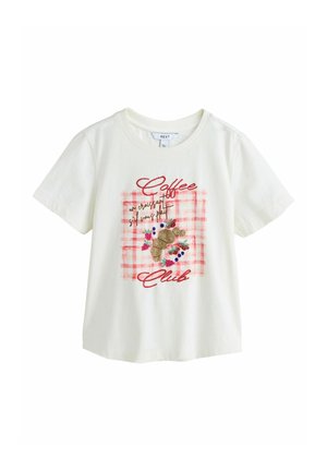 Tricou alb din bumbac cu fundal în carouri roșii și roz, cu text brodat "Coffee Club" și un croissant înconjurat de modele florale.