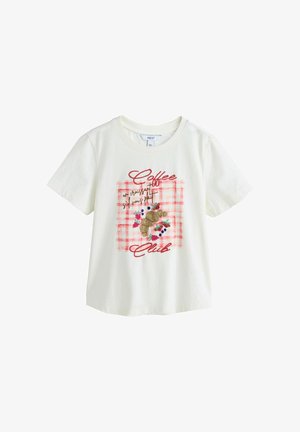 Valkoinen puuvillainen t-paita, jossa on punainen ja vaaleanpunainen ruutukuvioinen tausta sekä kirjailtu teksti "Coffee Club" ja croissant, jota ympäröivät kukkakuvioinnit.