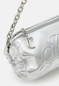 Juicy Couture BRENDA BARREL BAG - Torbica - silver
