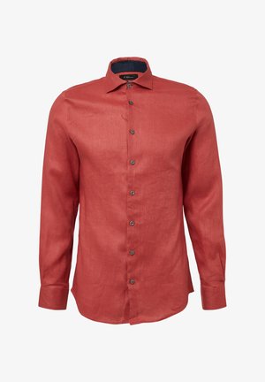 Czerwona lniana koszula z długim rękawem, z kołnierzykiem zapinanym na guziki i granatowym wnętrzem. Posiada sześć ciemnych guzików z przodu oraz zaokrąglony dół.