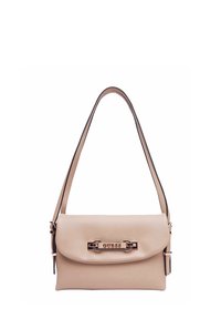 Borsa a mano in pelle beige chiaro con forma rettangolare, chiusura a flap e dettaglio del logo in hardware dorato. Presenta una sola tracolla.