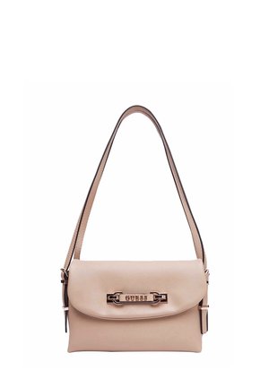 Borsa a mano in pelle beige chiaro con forma rettangolare, chiusura a flap e dettaglio del logo in hardware dorato. Presenta una sola tracolla.