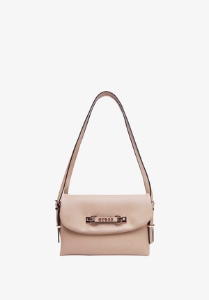 Bolso de piel color beige claro con forma rectangular, cierre de solapa y acento de logo en hardware dorado. Cuenta con una sola correa.