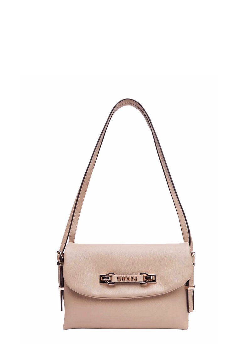 Borsa a mano in pelle beige chiaro con forma rettangolare, chiusura a flap e dettaglio del logo in hardware dorato. Presenta una sola tracolla.