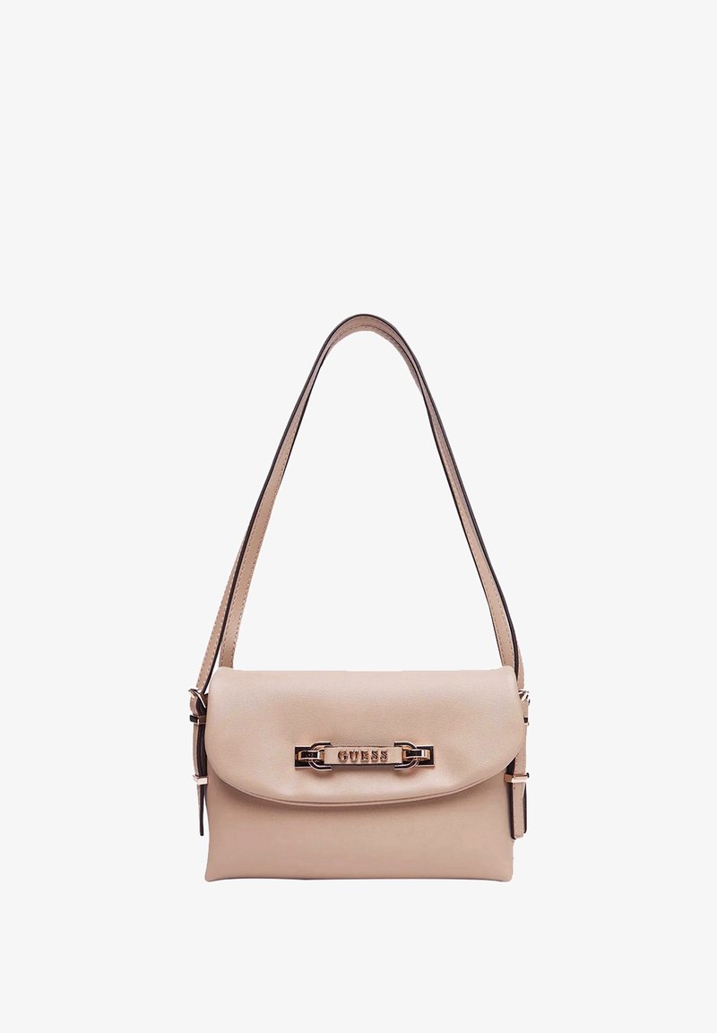 Borsa a mano in pelle beige chiaro con forma rettangolare, chiusura a flap e dettaglio del logo in hardware dorato. Presenta una sola tracolla.