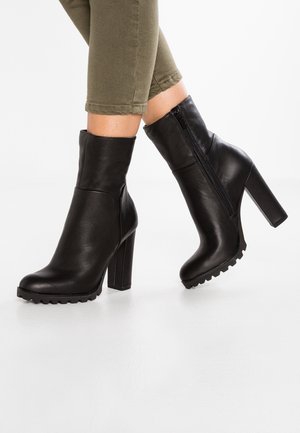 Korolliset nilkkurit - black