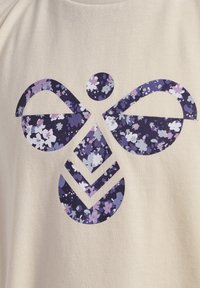Hummel LIBI  - Trükipildiga T-särk - whitecap gray
